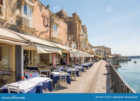 Cozy Waterfront Cafes and Restaurants in Siracusa Old Town Ortygia, Sicily, Italy Editorial ...