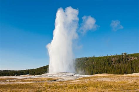 The Old Faithful Geyser in Yellowstone National Park - Parkcation