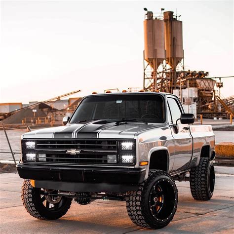 Squarebody chevy truck with a 6” rough country lift kit | Özel ...