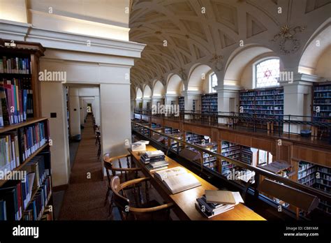 British library interior reading room hi-res stock photography and images - Alamy