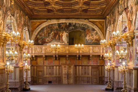 A 1,500-room château - Château de Fontainebleau