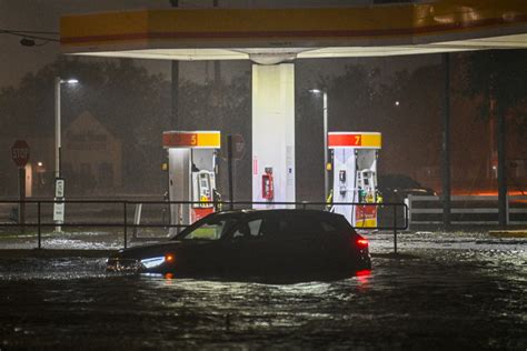 Al menos cuatro muertos y millones de hogares sin luz en Florida por huracán Milton