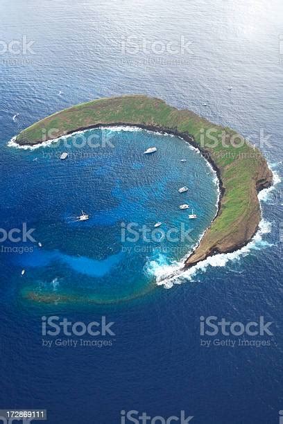 Aerial View Of Molokini Crater Stock Photo - Download Image Now ...