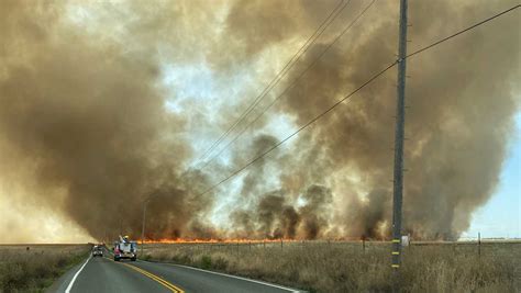 Crews battle grass fire outside Roseville city limits