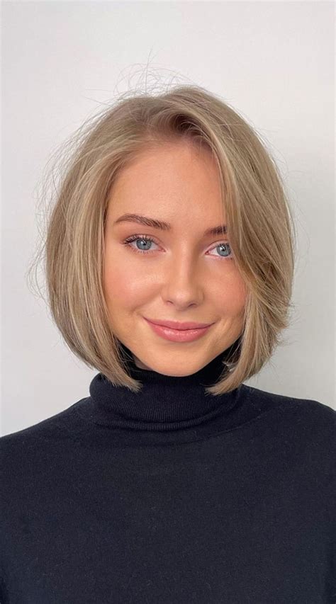 52 Best Bob Haircut Trends To Try in 2023 : Creamy Blonde Chin-Length Bob