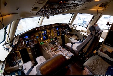 Boeing 757 Cockpit