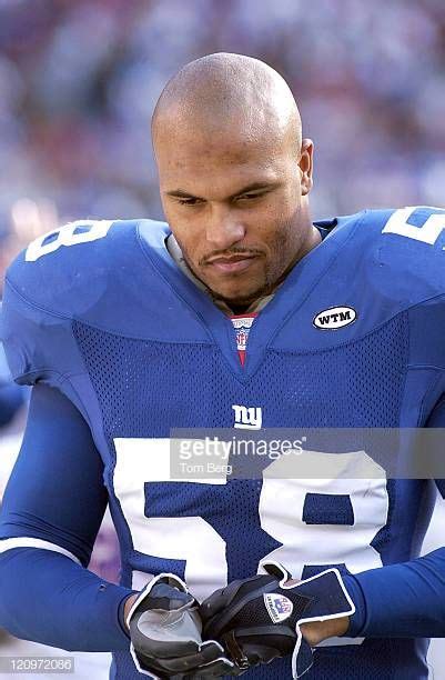 New York Giants middle linebacker Antonio Pierce on the sidelines in ...