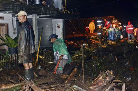 Floods in Indonesia Kill At Least 6, Mud Hampers Relief Work - Bloomberg