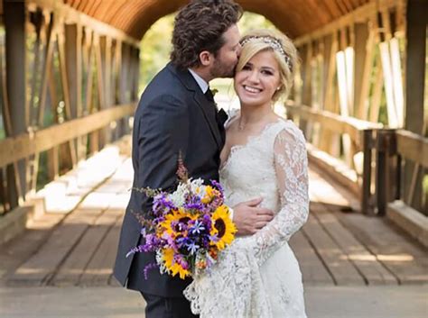 Kelly Clarkson Is Married -- See Her Wedding Dress! | toofab.com