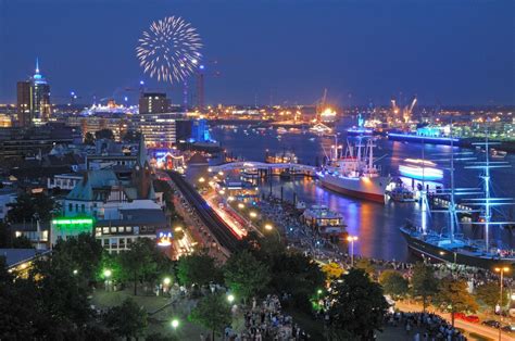 Hamburg Nightscape: A Stunning 4K Ultra HD Wallpaper