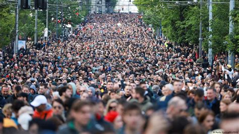 Ogromni protest u Beogradu: „Put za izlazak iz mraka“ – DW – 13. 5. 2023.