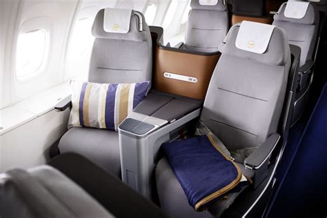 PHOTO TOUR: Lufthansa's new 747-8 fully flat business class seats ...