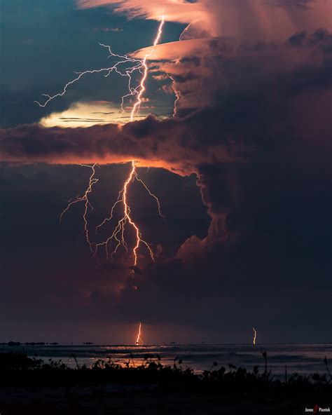 Epic Lightning striking Venezuela's Maracaibo Lake. The Catatumbo ...