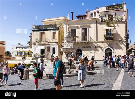 Tourists by the fountain in the Piazza Duomo, Taormina, Sicily, Italy Stock Photo - Alamy