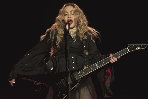 Madonna kicks off U.S. leg of Celebration tour (an hour late) - Los ...