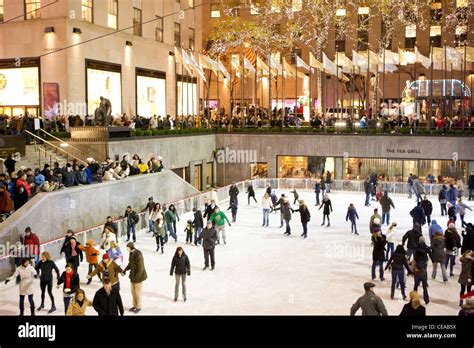 Rockefeller center ice skating hi-res stock photography and images - Alamy