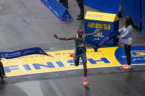 Evans Chebet of Kenya Wins Back-to-Back Boston Marathons - The New York Times