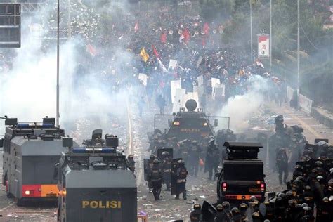 Indonesia’s Leader Faces Student Protests and Crises Heading Into New ...