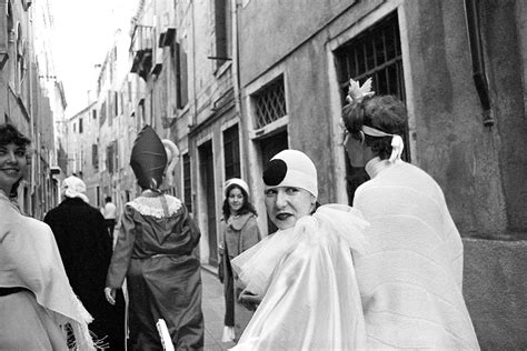 Masquerade stroll in a calle, Venezia 1980 - REPERTA