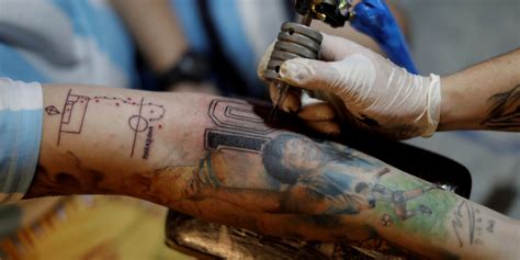 Maradona fans get tattoos- celebrate 'eternal love' - News Without Politics