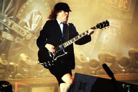 Angus Young de AC/DC revela por qué solo usa guitarras Gibson