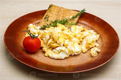 Scrambled eggs with tomato 7840567 Stock Photo at Vecteezy