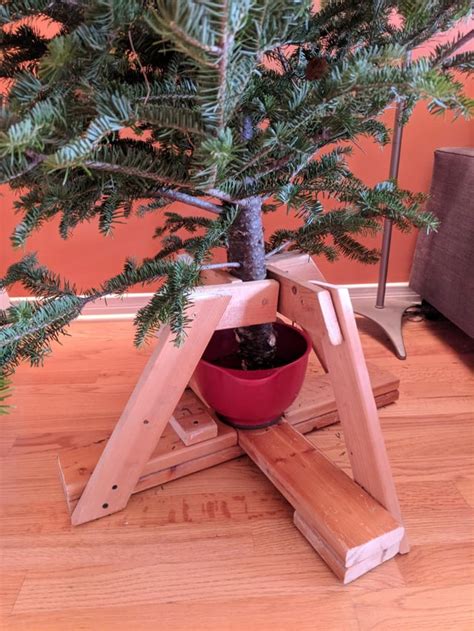 A very DIY Christmas tree stand : woodworking