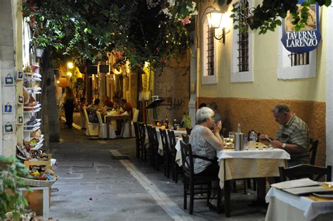 Rethymno - Old Town Centre at Night (1) | Rethymno | Pictures | Greece in Global-Geography