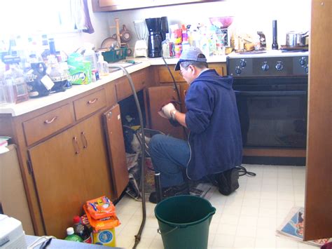 File:Plumber at work.jpg - Wikipedia