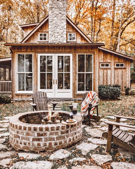 💛🍁🍂 CanNOT wait to go back here. 😭 @hillandcabin 👈🏼 . What are your favorite cabin activities ...