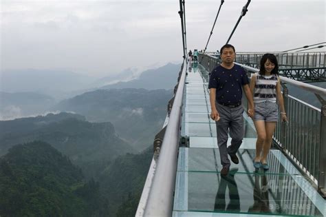 下を向いちゃダメ⁉ 峡谷に一端固定のガラス展望橋、世界最長 中国 写真12枚 国際ニュース：AFPBB News