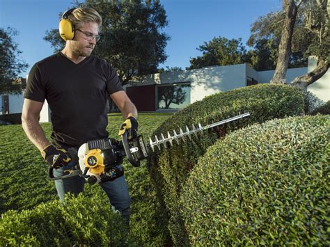 Hedge Trimmers | Cordless Hedge Trimmers | McCulloch UK