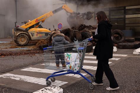 In pictures: French farmers' protest edges closer to Paris - January 25 ...