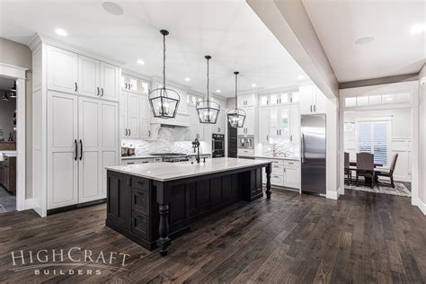 Traditional-Custom-Farmhouse-Kitchen-White-Shaker-Cabinets - HighCraft