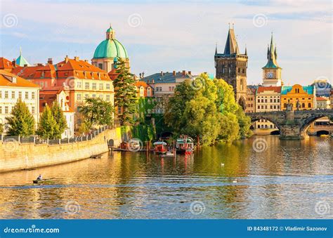 Charles Bridge En Architectuur Van De Oude Stad in Praag Stock Foto ...