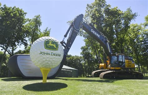 Giant golf club and ball a big hit with JDC fans