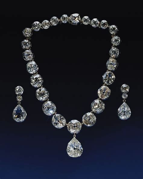 Queen Victoria's Coronation Necklace 👑 Questa collana presenta 26 diamanti enormi incastonati in ...