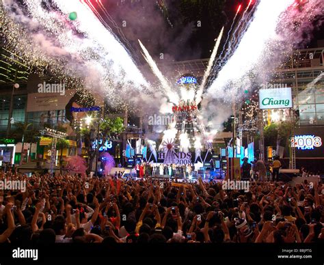 Countdown celebrations New Years Eve at Central World Square Bangkok ...