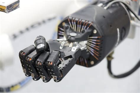 Space in Images - 2010 - 06 - An artificial hand for robot arm