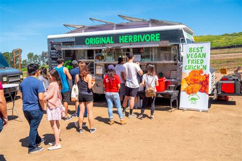 Vegan fried chicken restaurant opens in California - Living Vegan