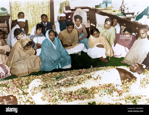 Mahatma Gandhi dead body covered by flowers at Birla House, New Delhi ...