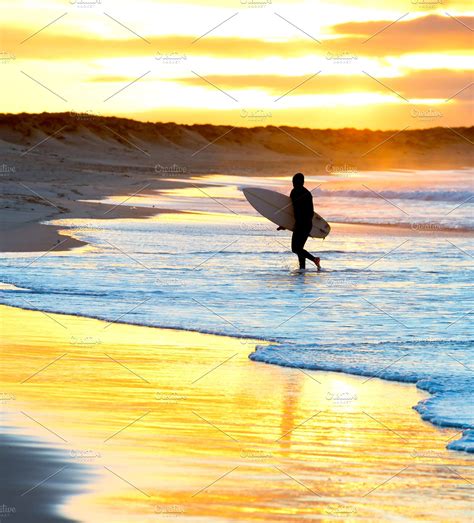 Silhouette surfer beach sunset | Beach sunset, Sunset silhouette, Surfer