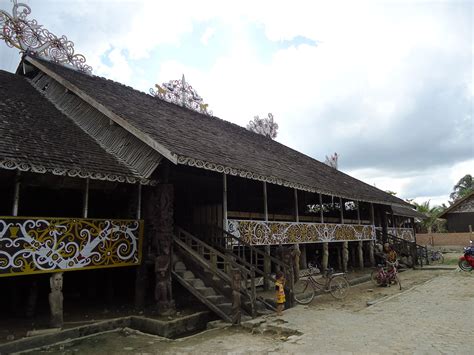 Rumah Panjang berasal dari, Adat Peninggalan Suku Dayak - Budayanesia