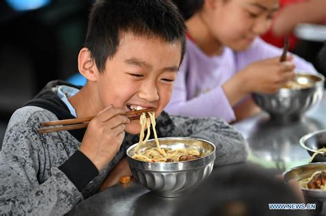 Students in China's Dingfan Primary School enjoy free, nutritious lunch at school - People's ...