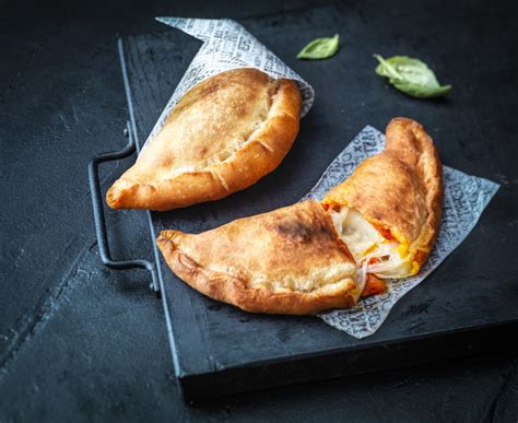 Panzerotti filled with mozzarella and tomatoes recipe - Maestrella