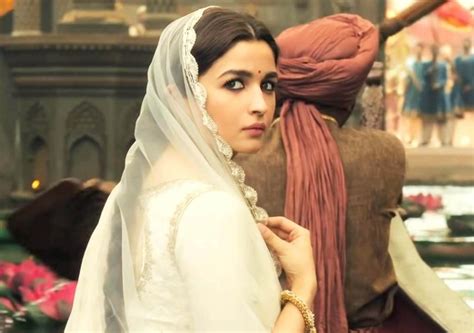 Alia Bhatt’s Mesmerizing Dance Moves In The Latest Kalank Song