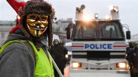 Yellow vests: France to crack down on unsanctioned protests - BBC News