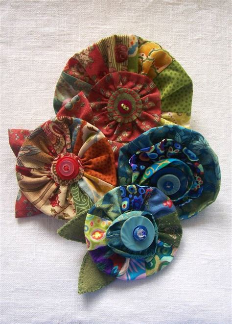 PDF pattern for four fabric flower brooches | Felt