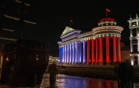 #PrayForParis: Nyalaan merah, putih dan biru di mercu tanda dunia - News Speed