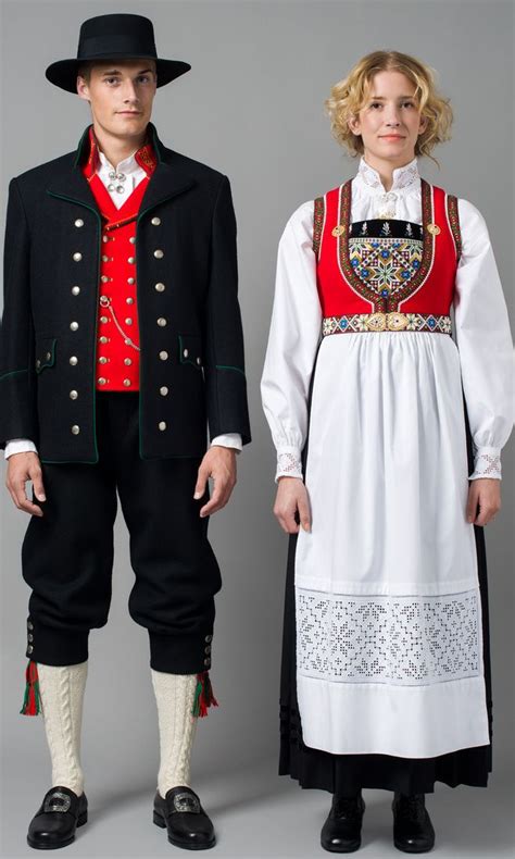 Pin by 🐟安🐟😊☁️😊💕 on 北欧服饰 | Norwegian clothing, Traditional dresses ...